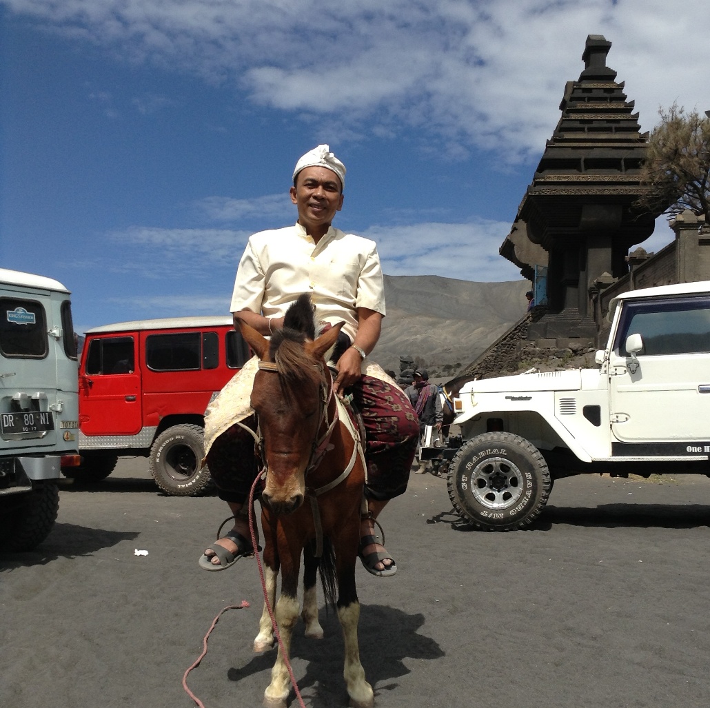 I Wayan Nuarsa Naik Kuda Gunung Bromo