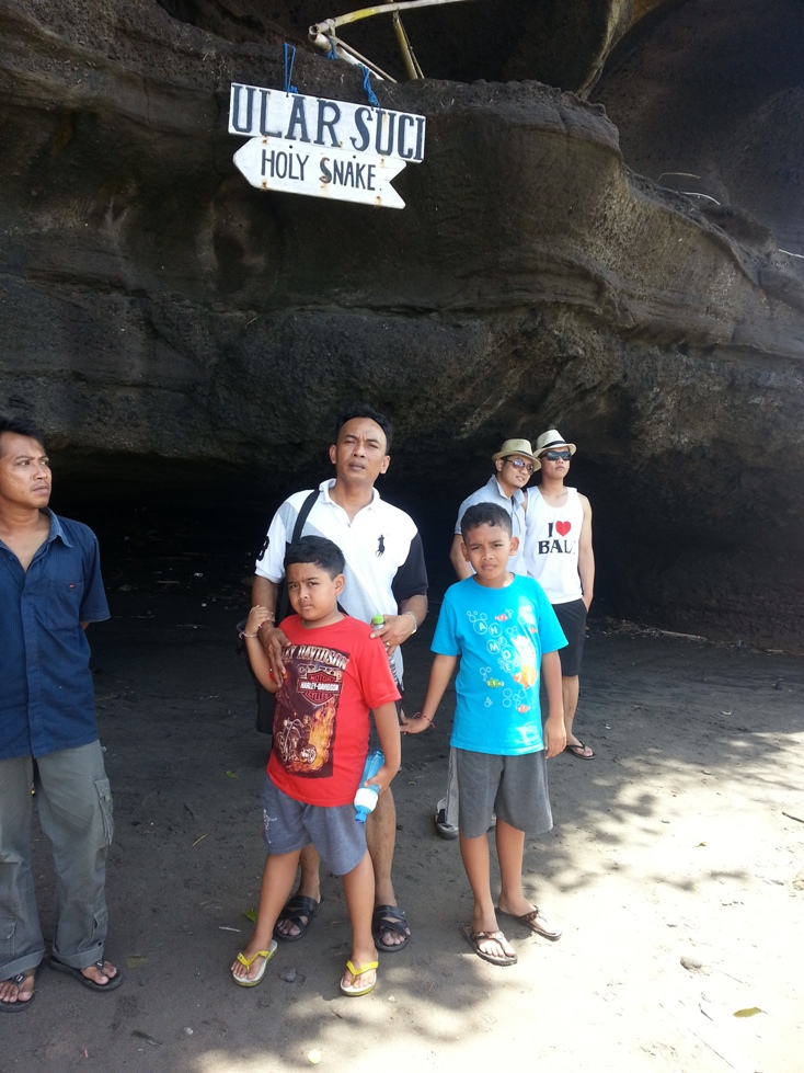 I Wayan Nuarsa Ular Suci Tanah Lot